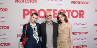 Milla Jovovich, Isabel Myers en Alfombra Roja en Los Ángeles de PROTECTOR