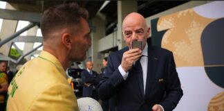 Julián Gil entrega estampita de Virgen de Guadalupe a Infantino en inauguración del Mundial